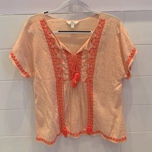 Vineyard Vines short sleeve embroidered tassel peasant top in pink coral, size S
